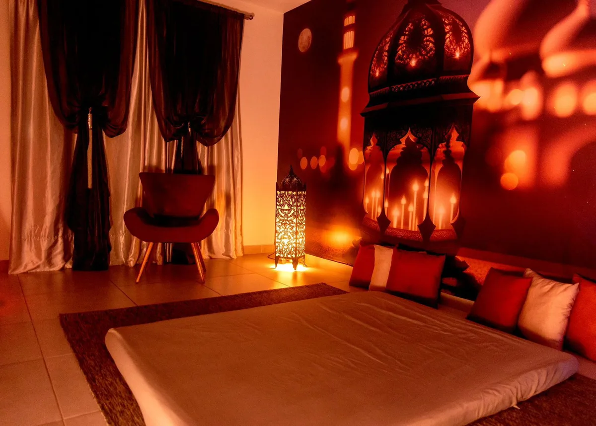 Sala de atendimento com lanternas e iluminação quente