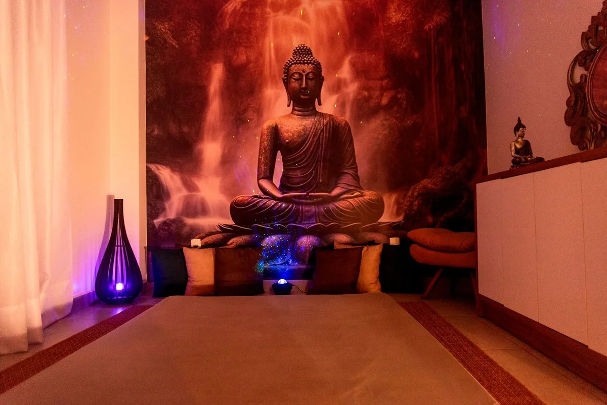 Sala de massagem com painel de Buda